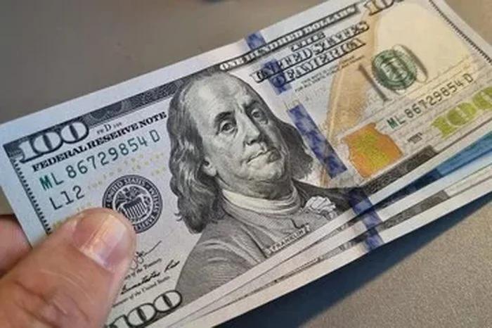 El dólar bajó 5 pesos y cerró octubre con un respiro