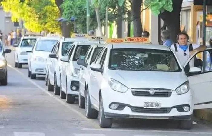 Inspección mecánica obligatoria para taxistas en el Polideportivo Menem