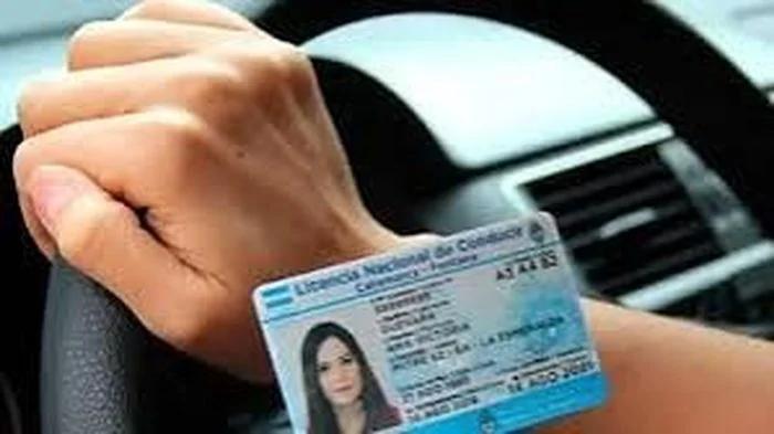 Licencias de conducir: qué dice la ley sobre autos manuales y automáticos
