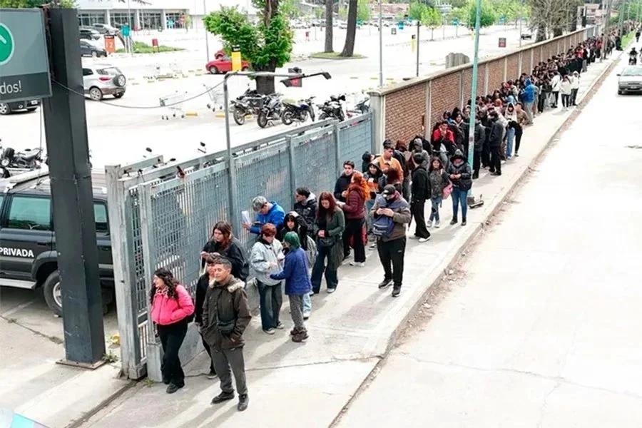 Fila de 10 cuadras bajo la lluvia para conseguir trabajo en Buenos Aires