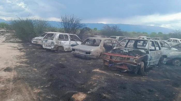 Incendio destruyó 61 vehículos en un depósito fiscal de la Ruta 5