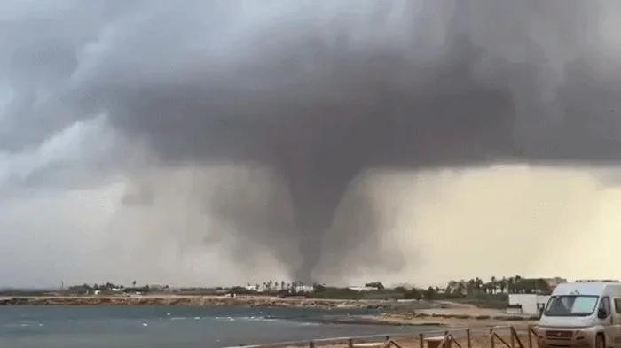 Tornado en Marsala: destrozos y autos volcados en Sicilia