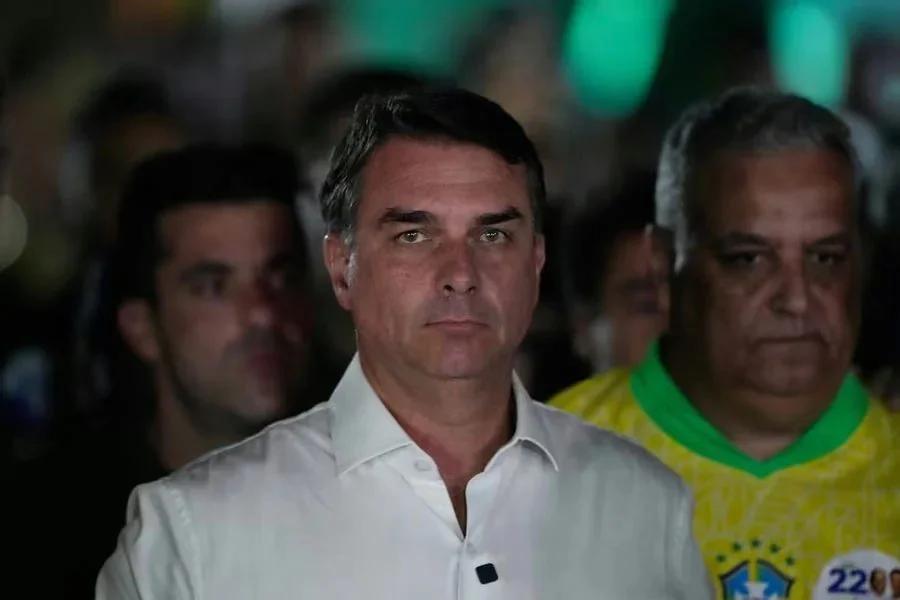 Justicia brasileña prohíbe salir del país a Flávio Bolsonaro
