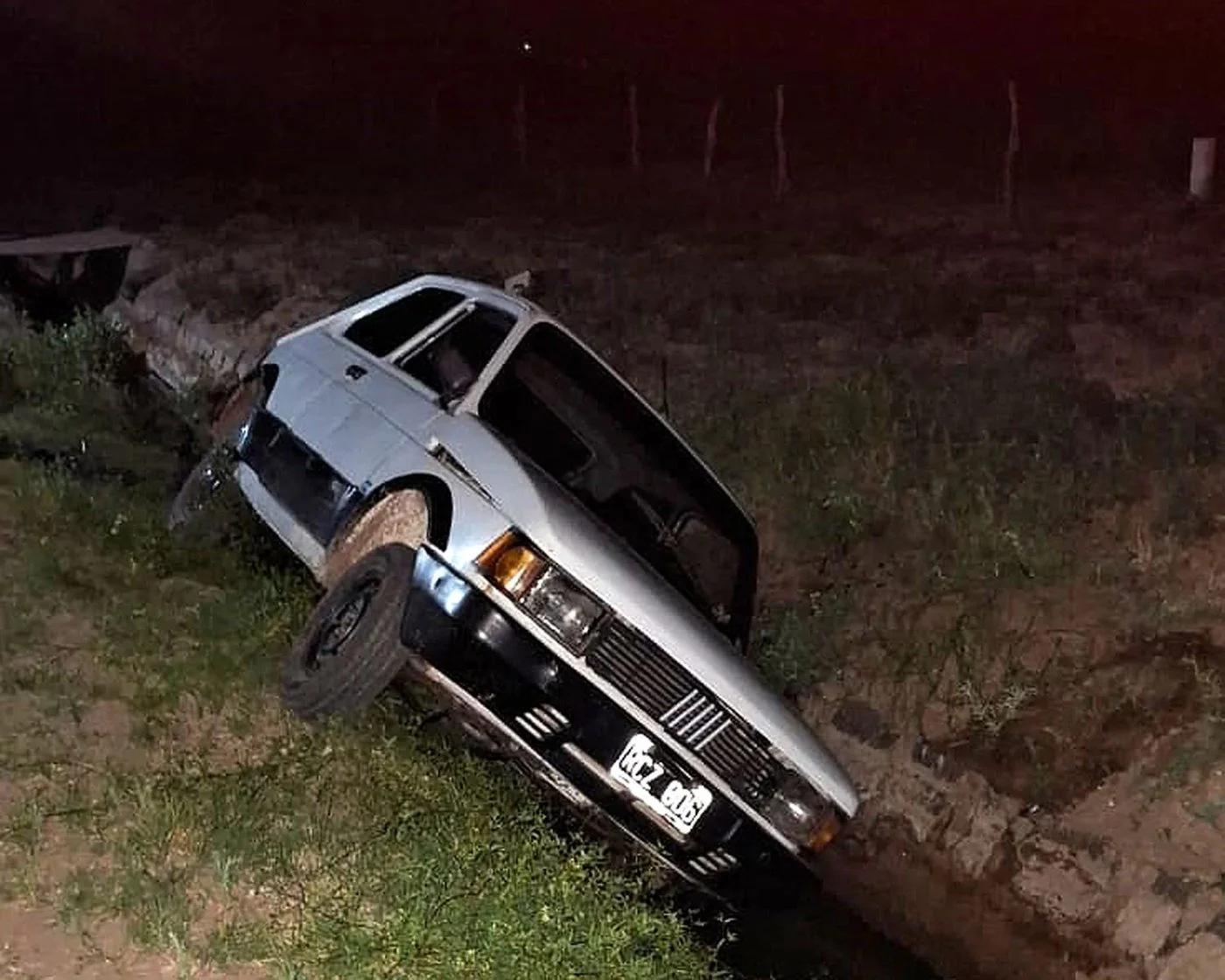 Auto terminó dentro de un canal en Catuna
