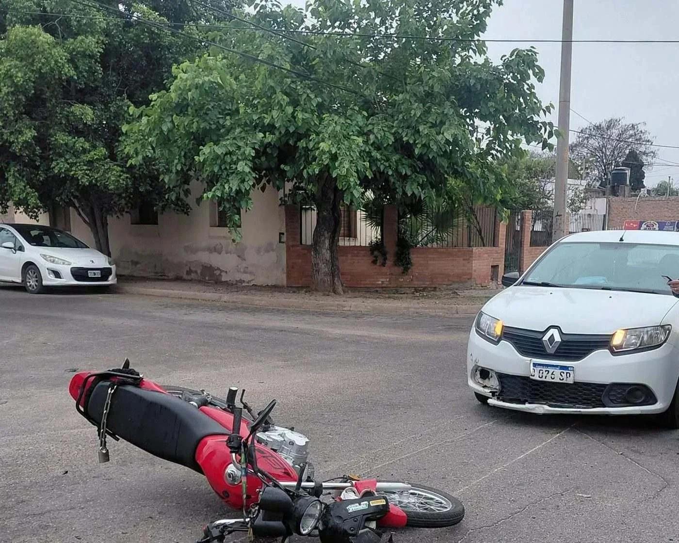 Motociclista herida tras choque en el barrio Ferroviario