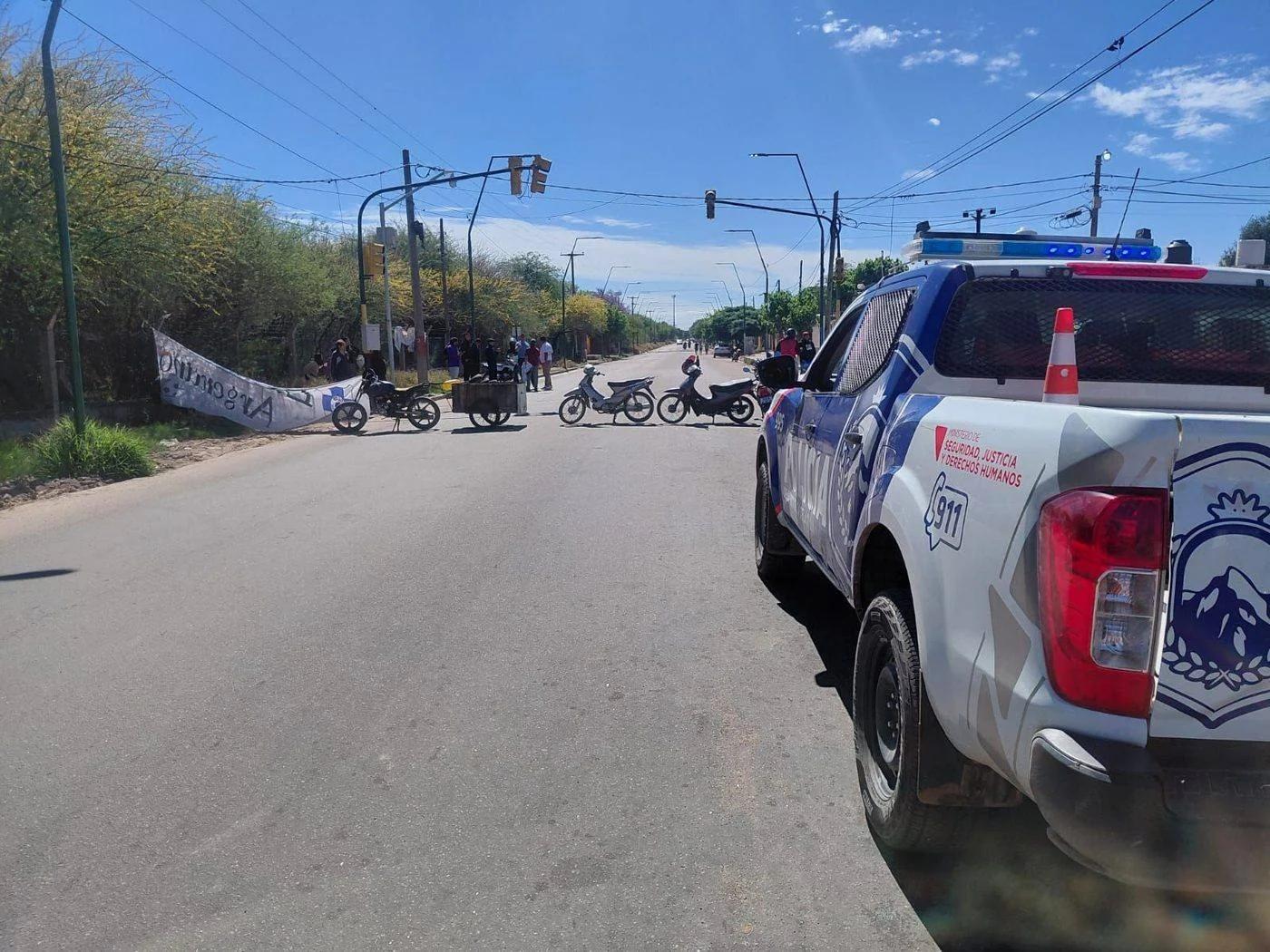 Vecinos del barrio Argentino cortan calles por inseguridad y falta de luz