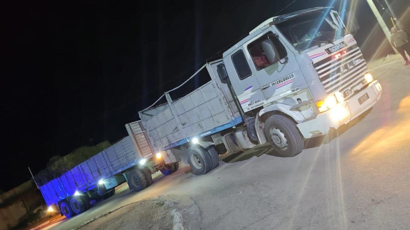 Camion derribó un poste y cables de luz en El Portezuelo