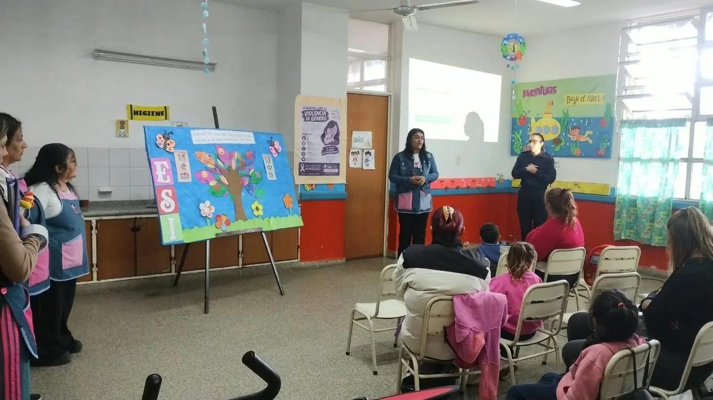 Charla sobre violencia de género en el Jardín Divino Niño Jesús