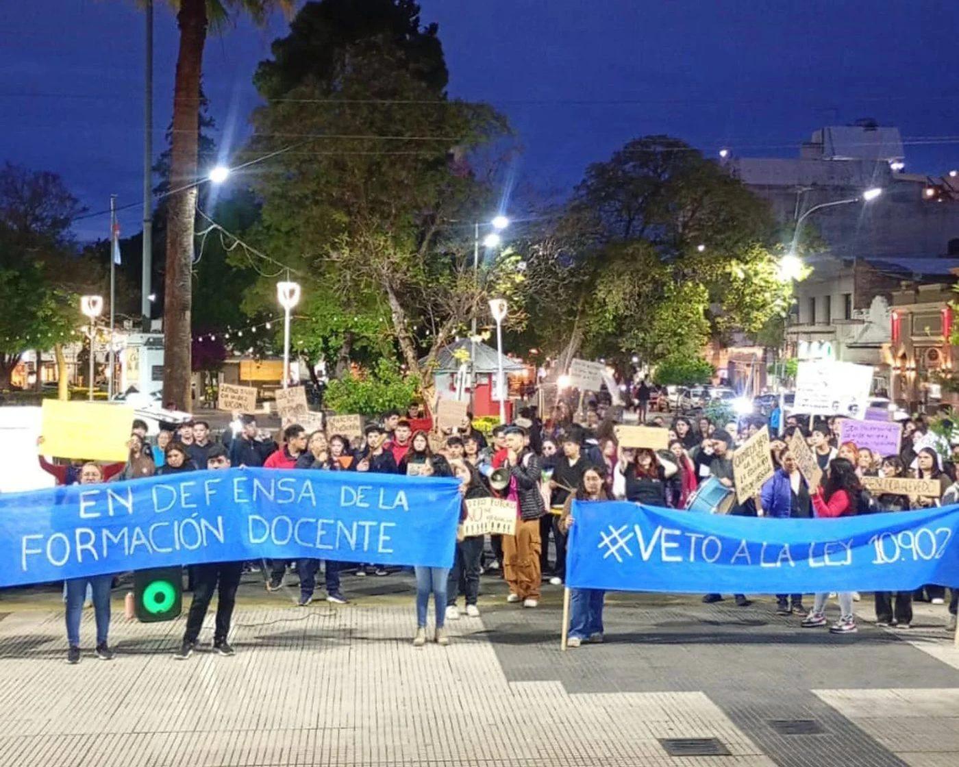 Protesta frente a Casa de Gobierno contra el cierre de profesorados