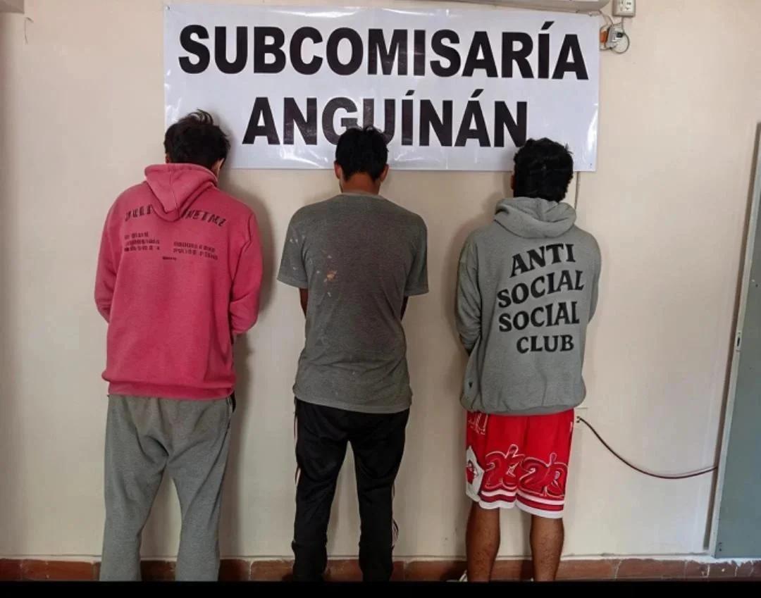 Detuvieron a tres jóvenes tras allanamientos por un robo en Anguinán