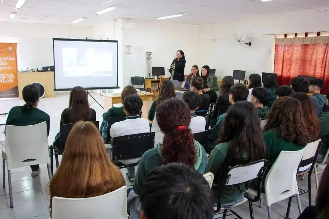 Advierten a estudiantes sobre las consecuencias de la Ley Penal Juvenil