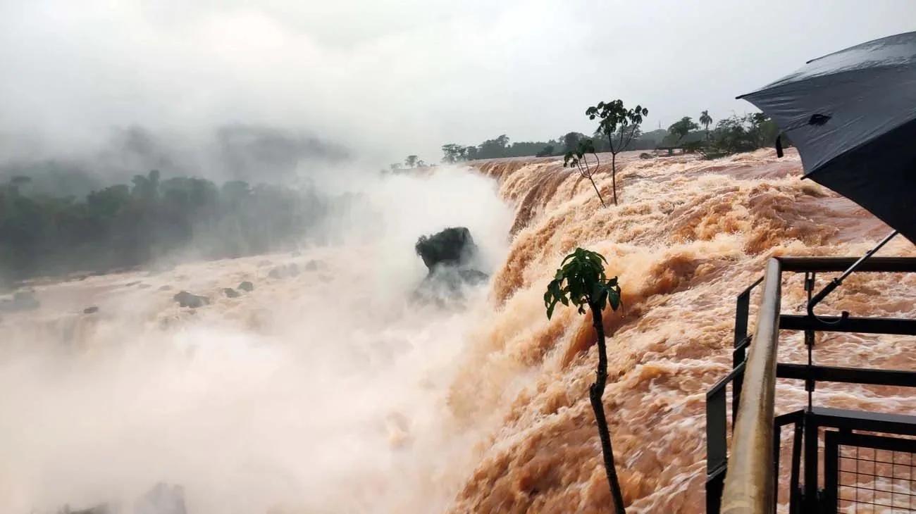 Cierran el Parque Nacional Iguazú por la crecida histórica del río