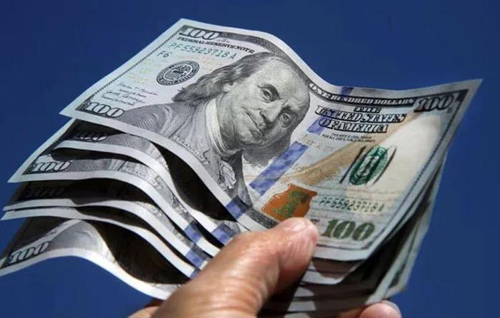 El dólar oficial bajó y el mayorista se mantiene estable