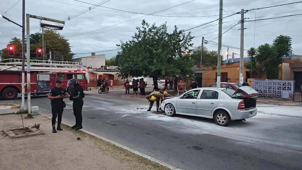 Principio de incendio en un vehículo en la intersección de Independencia y Roque