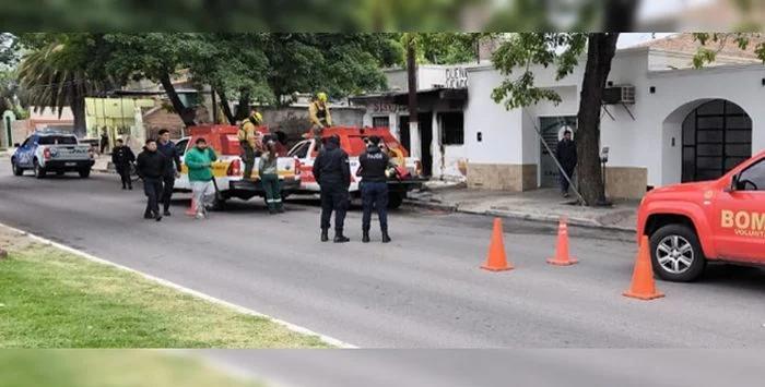 Sofocaron un incendio en una estructura abandonada de la capital riojana