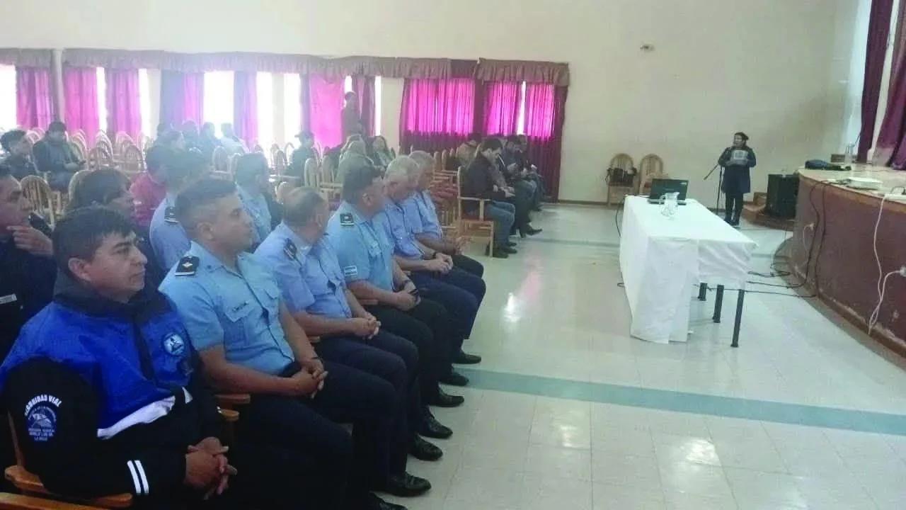 Capacitan a la policía de Villa Unión ante el fenómeno de El Niño