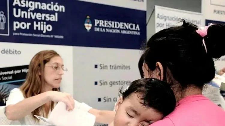 La asignación familiar perdió casi la mitad de su valor en una década