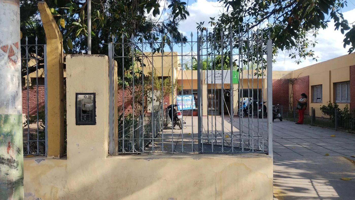 Operario sufrió una descarga eléctrica y cayó de una escalera en una escuela