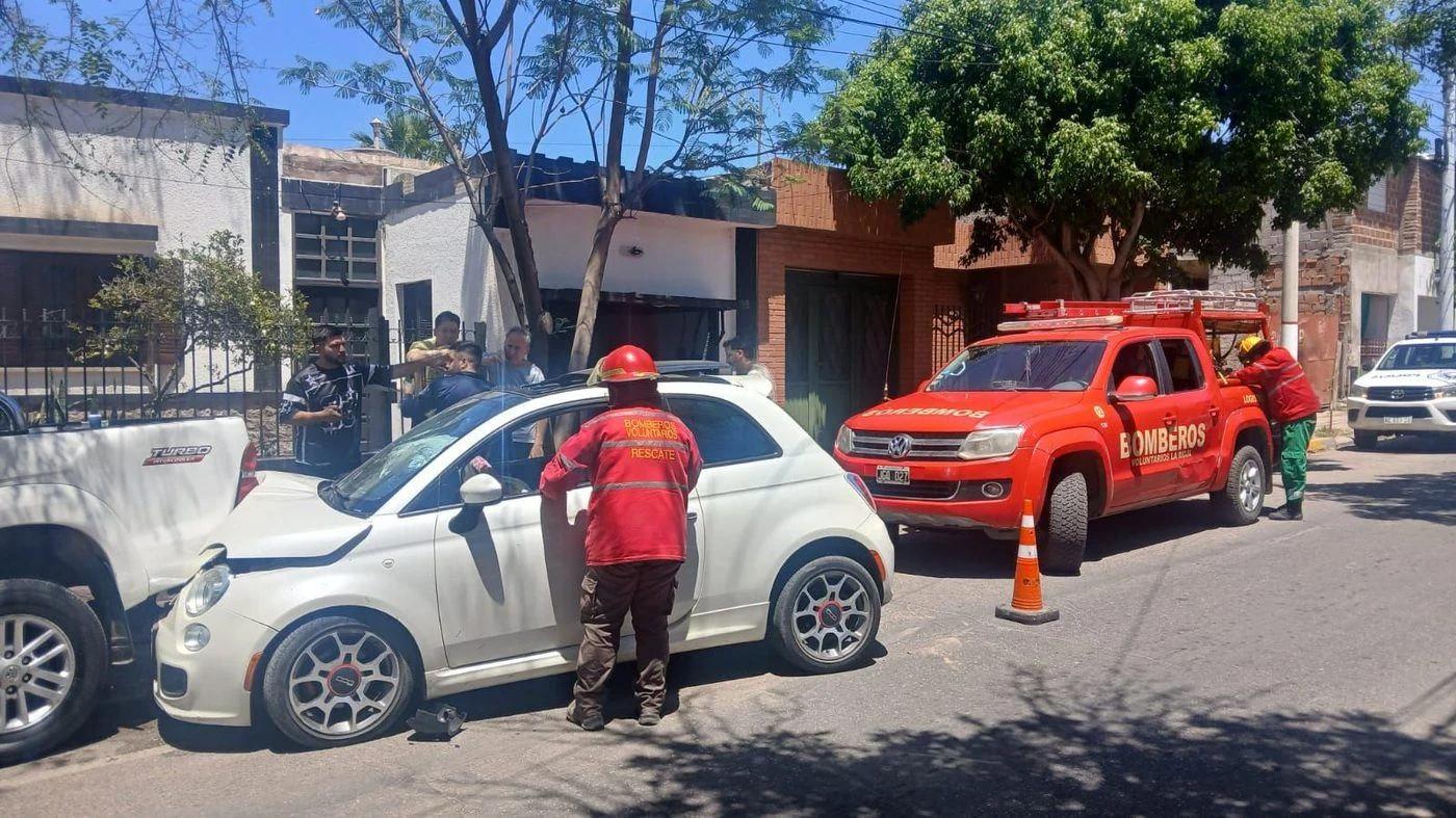 Choque entre un auto y una camioneta en calle Santa Fe
