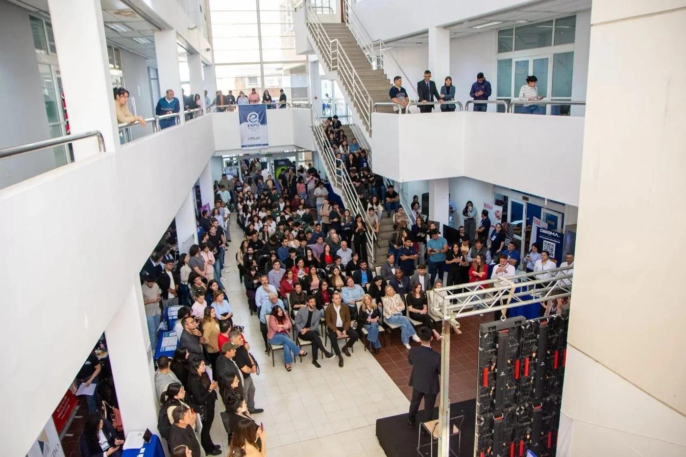 Exitosa primera expo laboral en la UNLaR