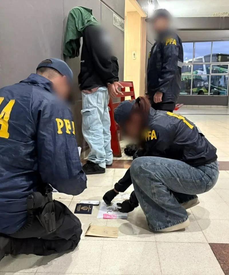 Detuvieron a un joven en la terminal con drogas sintéticas