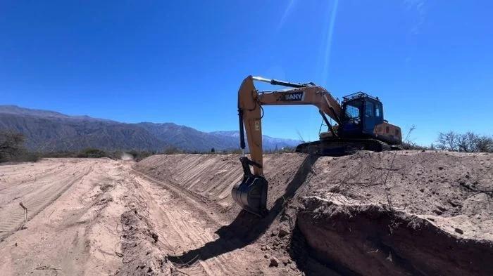 Refuerzan defensas y limpian cauces en Castro Barros ante el riesgo de crecidas