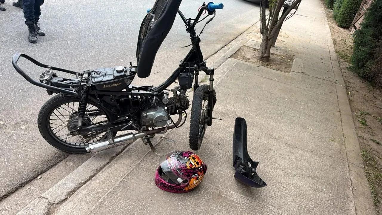 Dos heridos tras un choque de moto en el pasaje San Antonio