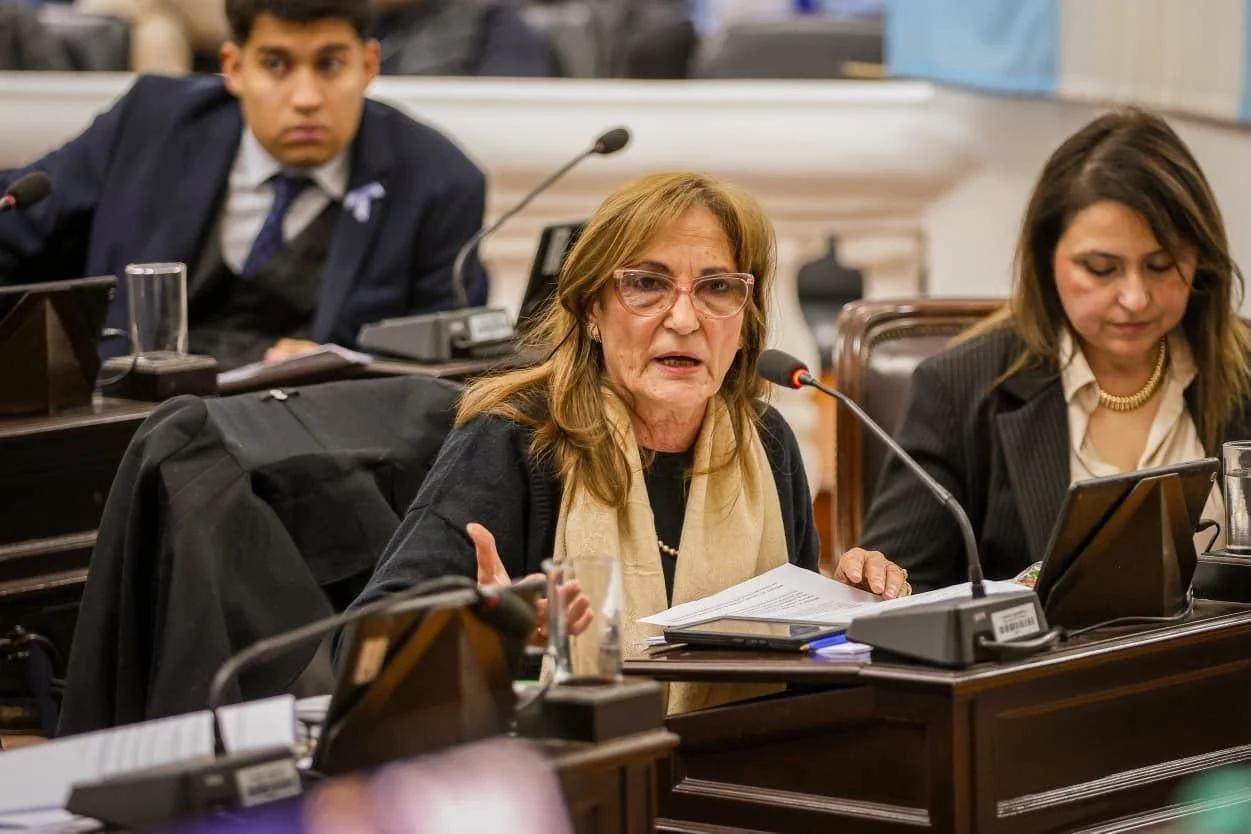 Claudia López se encamina al Senado tras reunirse con Karina Milei