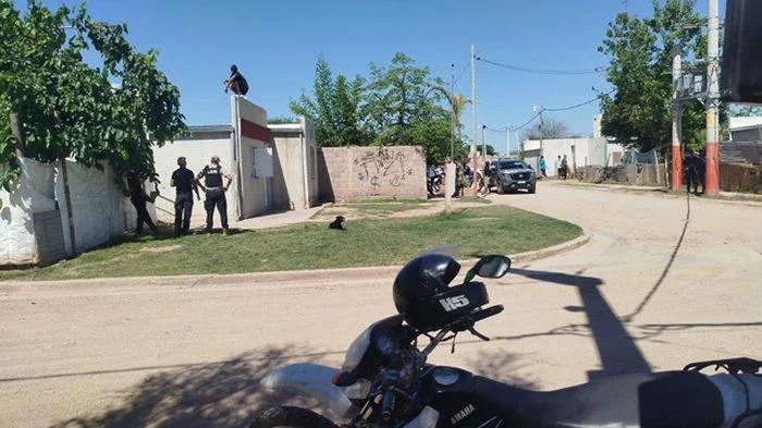 Operativo policial en el barrio Susana Quintela por un hombre atrincherado