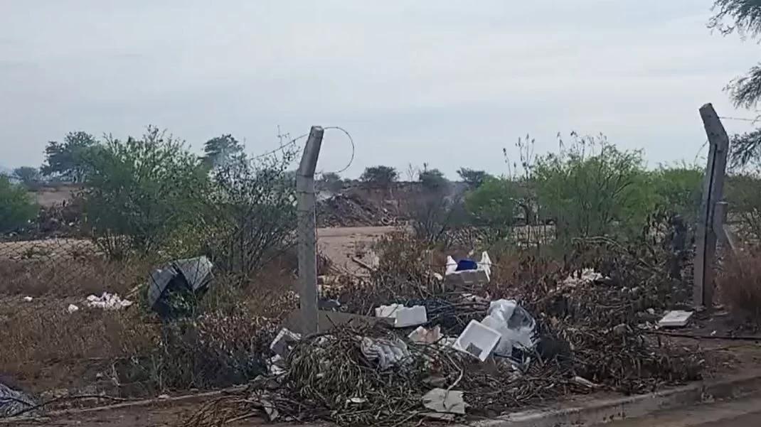 Vecinos denuncian quemas de basura y plagas de moscas frente al Parque Yacampis
