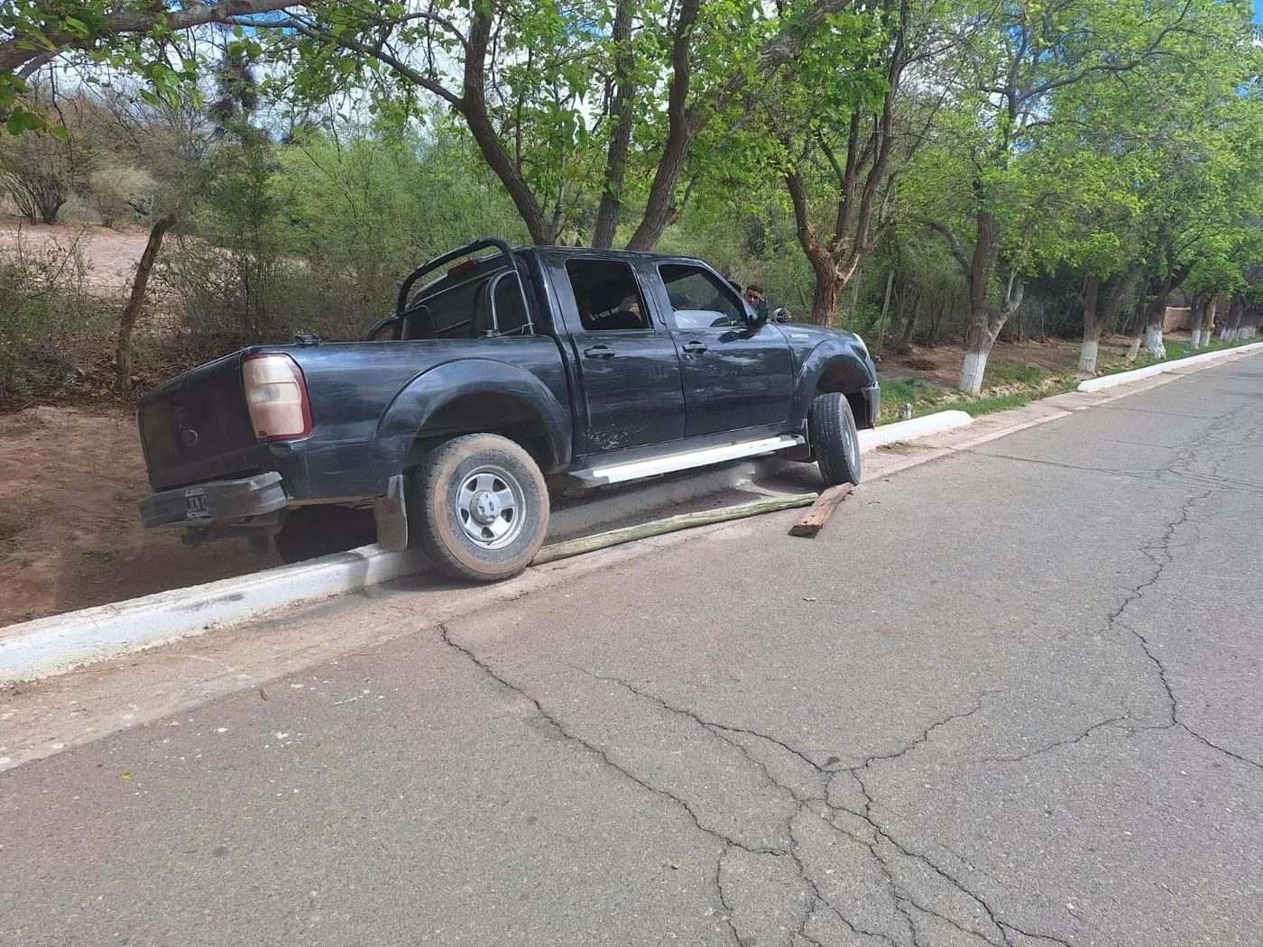 Camioneta terminó incrustada en una alcantarilla