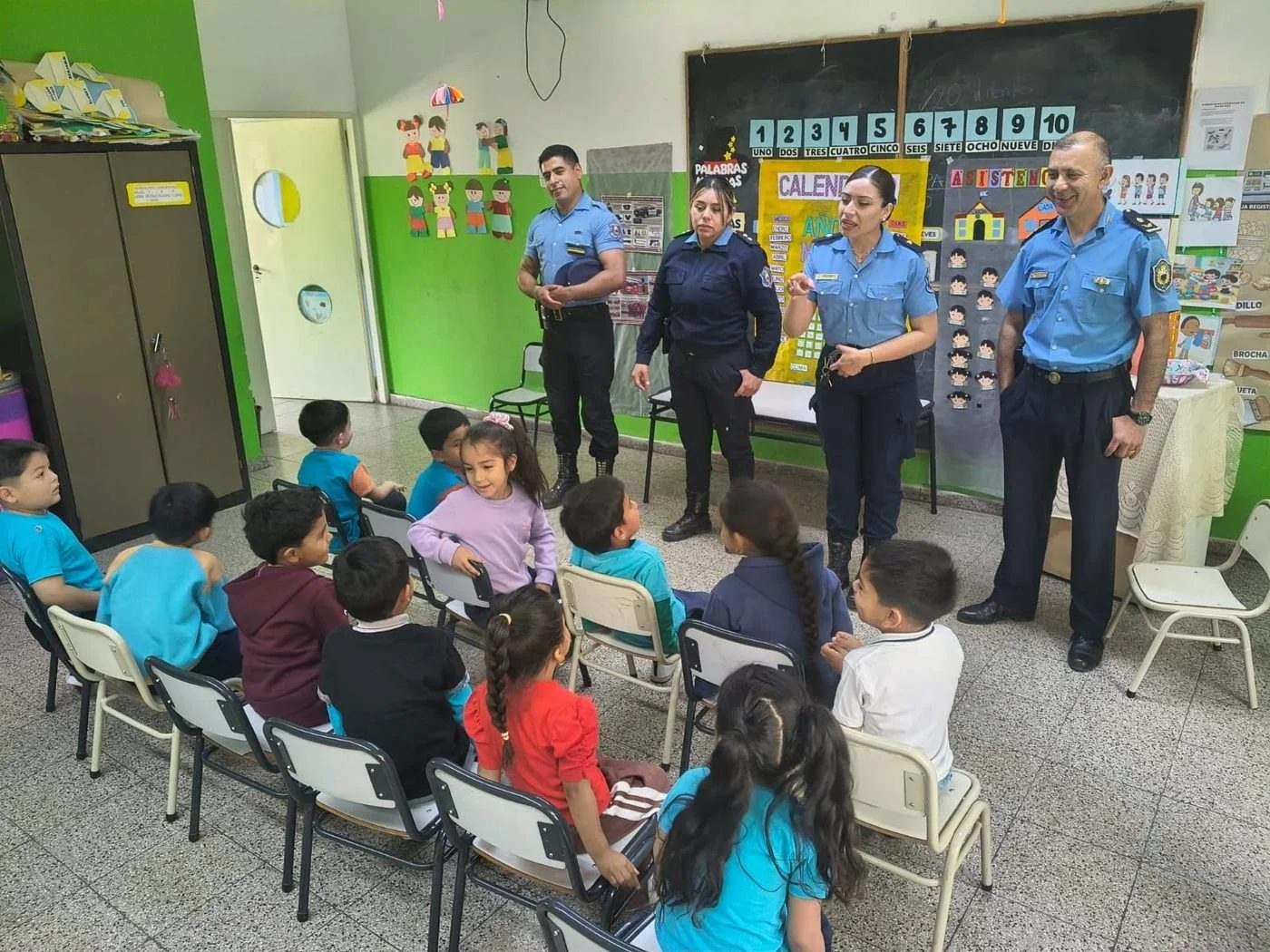 La Policía visitó el jardín de infantes del barrio Las Agaves