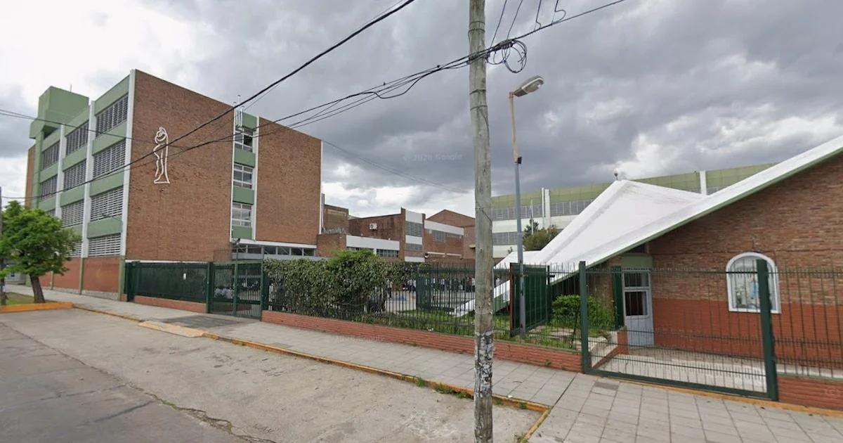 Denuncian venta de imágenes falsas creadas con IA en un colegio de Villa Bosch