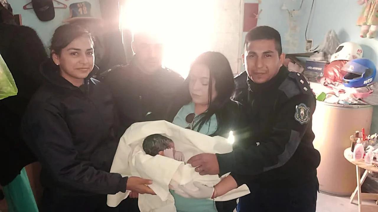 Policías asistieron un parto domiciliario en el barrio 52 Viviendas