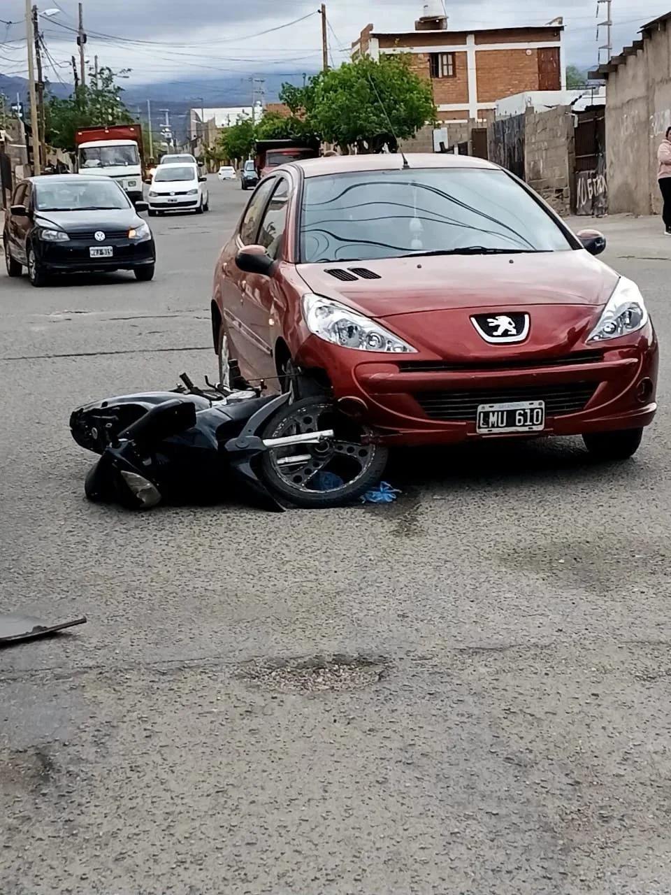 Choque entre un auto y una moto en La Rioja