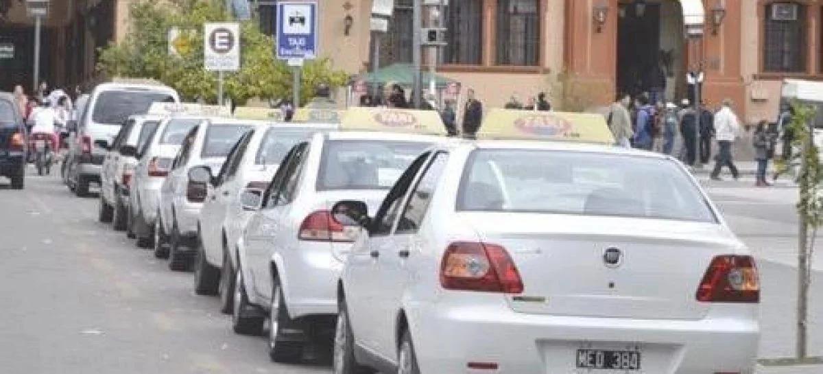 Taxis y remises piden un aumento del 15% y extender la antigüedad de los vehícul