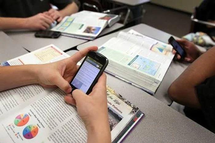Regulación del uso de celulares en las escuelas riojanas