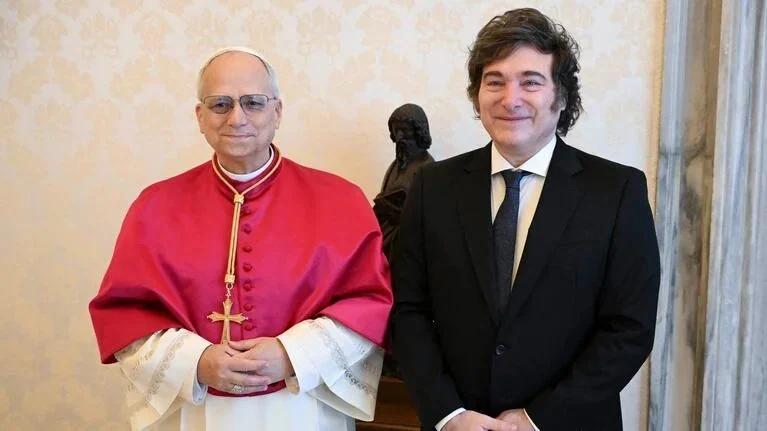 Milei analiza reprogramar la visita del Papa por su operación