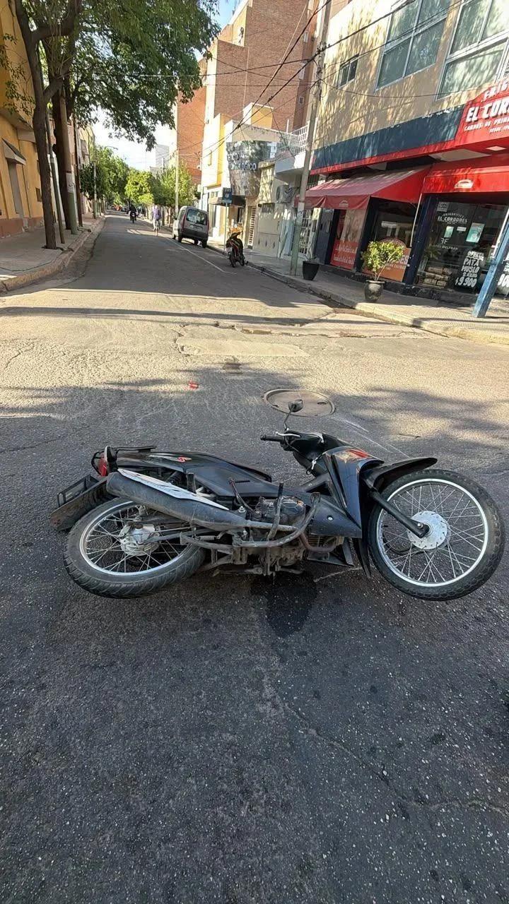 Choque de motos en el microcentro: una mujer hospitalizada