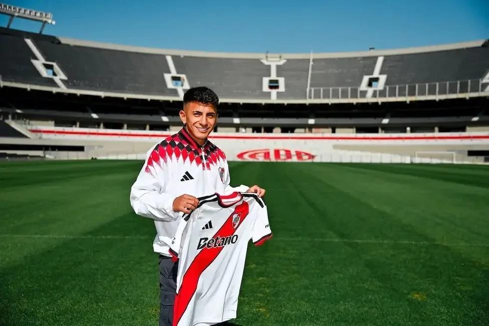 Thiago Almada ya está en River: la apuesta récord para cambiar el rumbo del equi