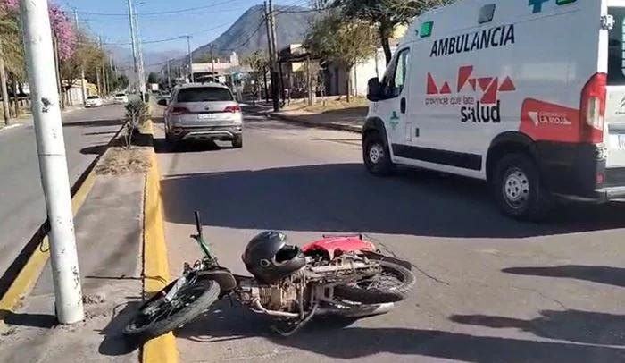 MOTOCICLISTA CAE TRAS COLISIÓN CON AUTO EN AVENIDA SAN FRANCISCO