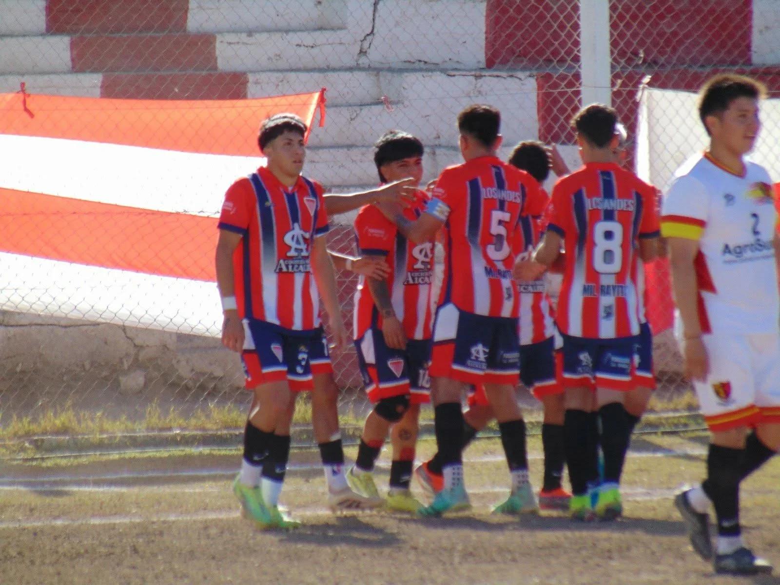Los Andes goleó y es el único líder del torneo