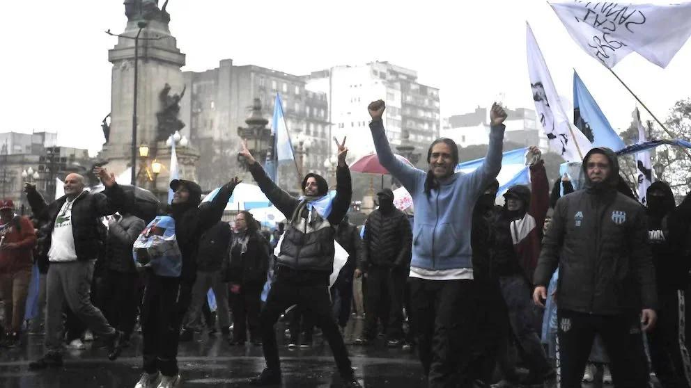 11 DETENIDOS Y 3 POLICÍAS HERIDOS EN INCIDENTES EN LA MARCHA