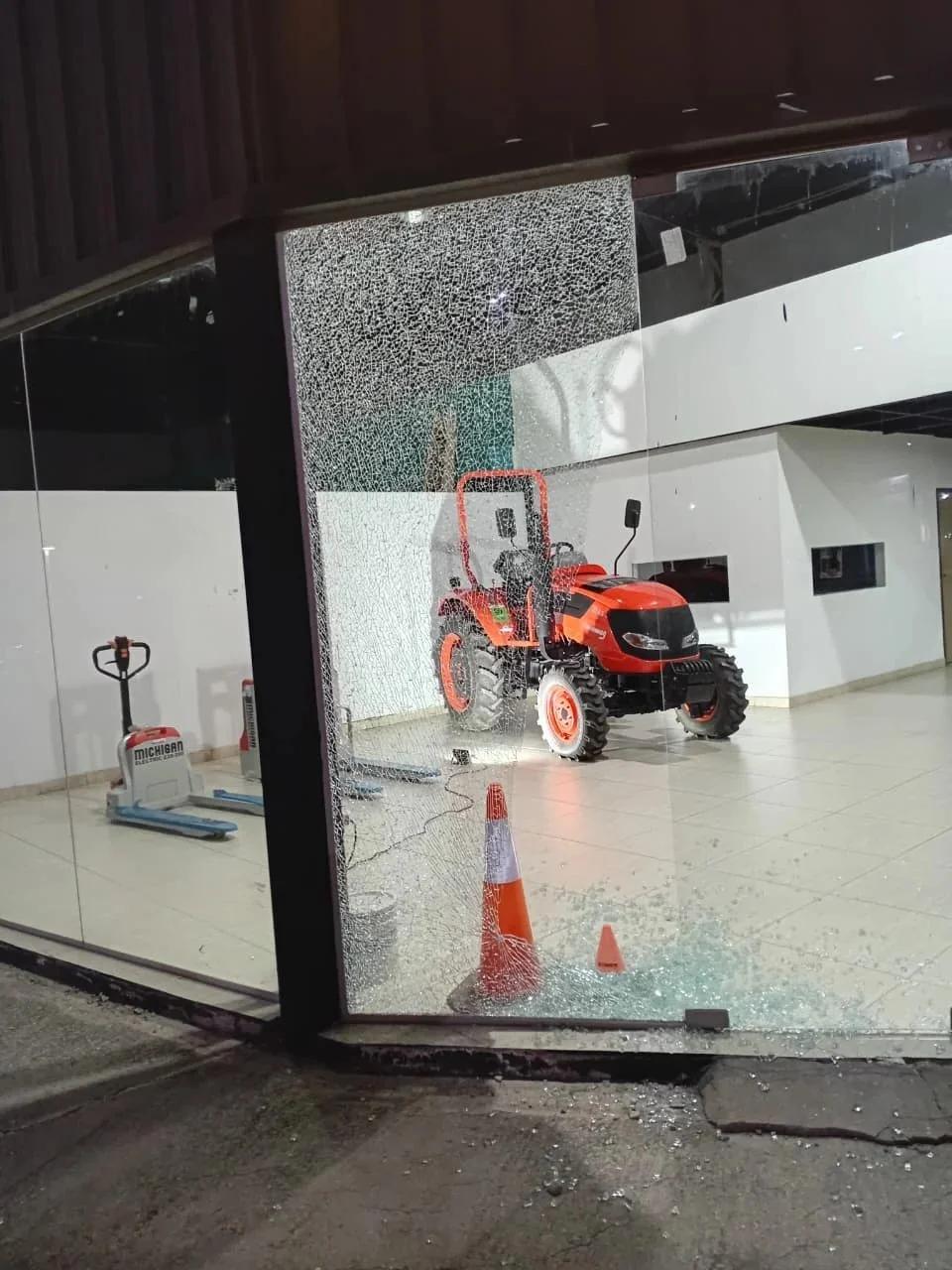 Un vehículo impactó contra la vidriera de un comercio en la capital
