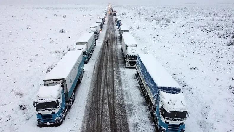 Los principales pasos fronterizos a Chile siguen cerrados y miles de camiones es