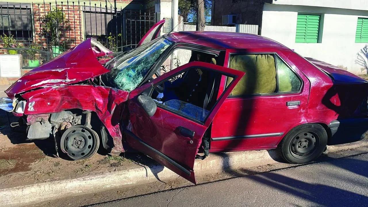 Choque entre camioneta de Bomberos y un auto en el barrio Municipal