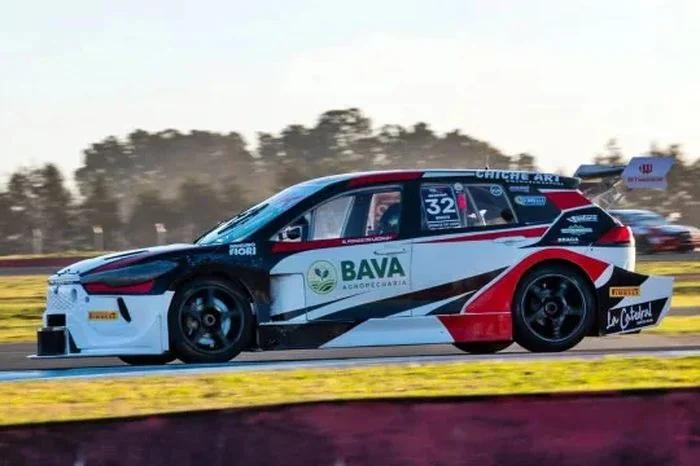 Ponce de León aguantó la presión en la última vuelta y se quedó con la final en