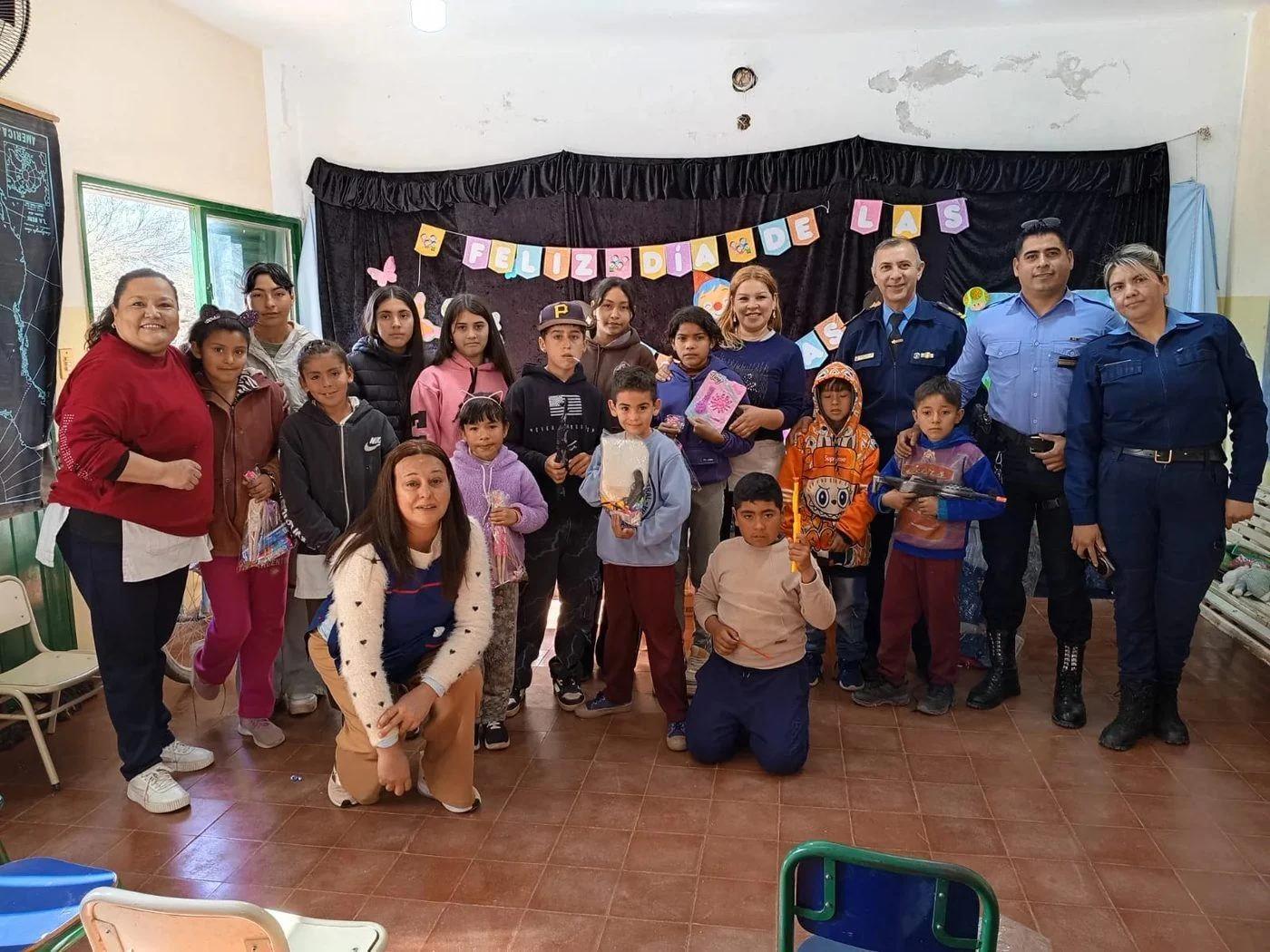 Policía realizó una colecta solidaria para la Escuela N° 218 de La Ramadita