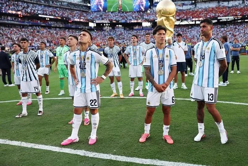Lisandro Martínez defiende las tierras argentinas