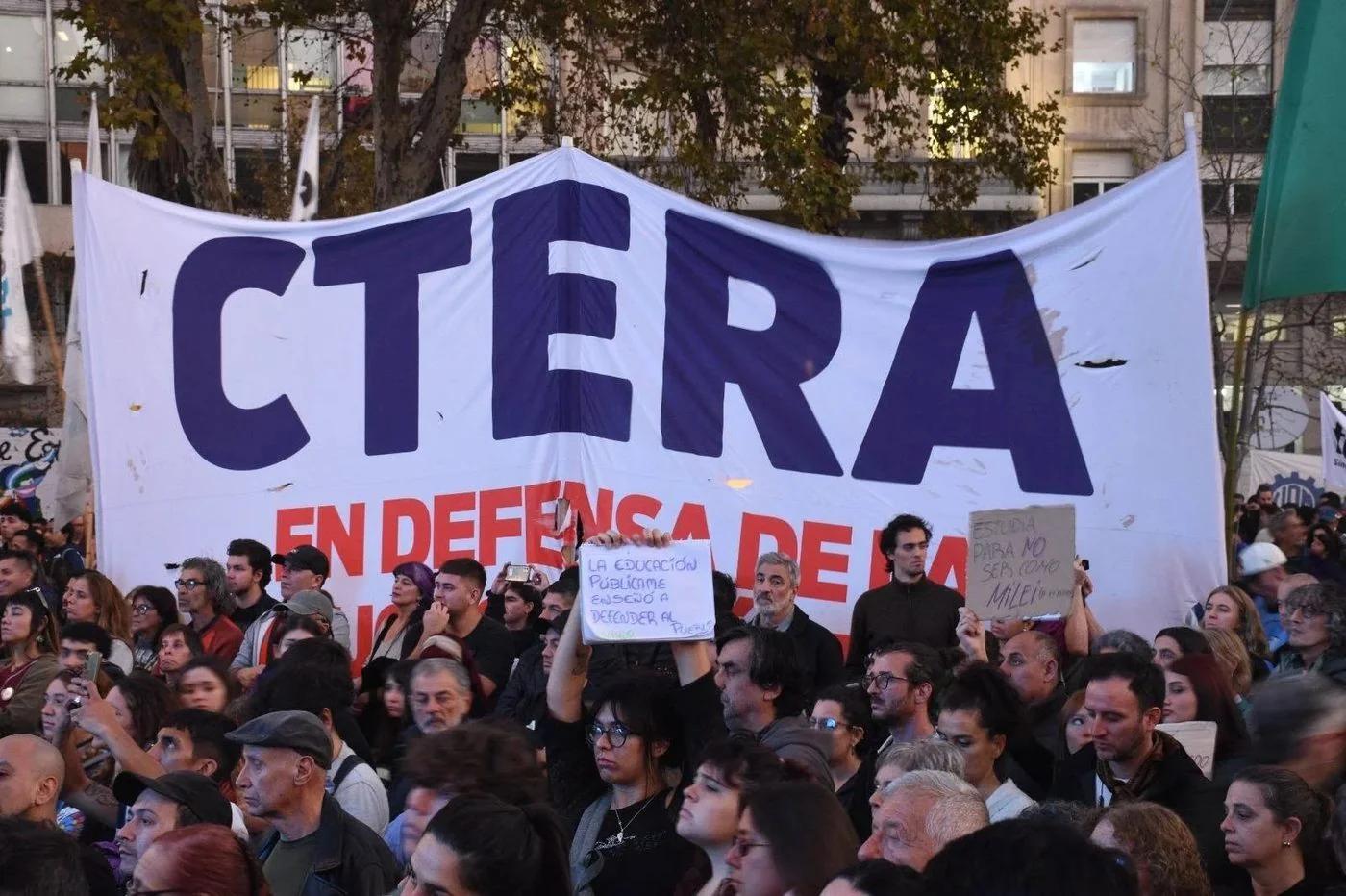 PARO NACIONAL DOCENTE EN LA RIOJA POR PARITARIAS